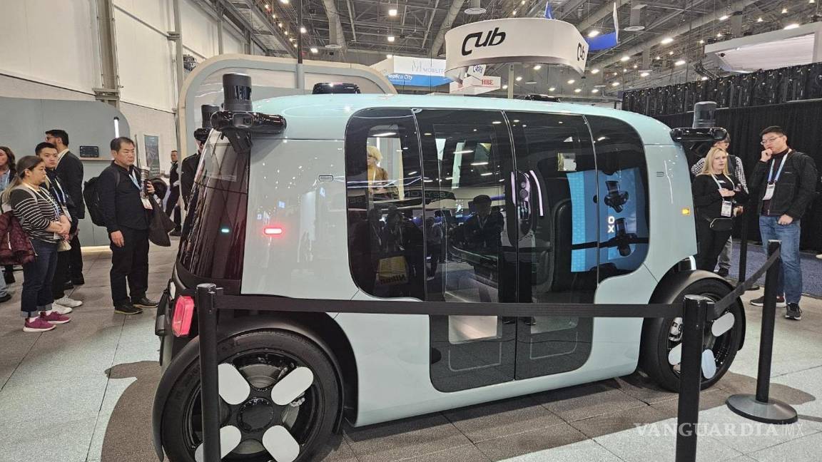 $!Un robotaxi autónomo construido por la empresa de conducción autónoma de Amazon, Zoox, se exhibe en el CES 2024 en Las Vegas, Nevada.