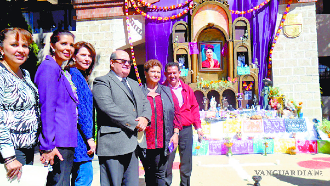 Realizan altar de muerto a Frida Kahlo en la ENEP de Saltillo