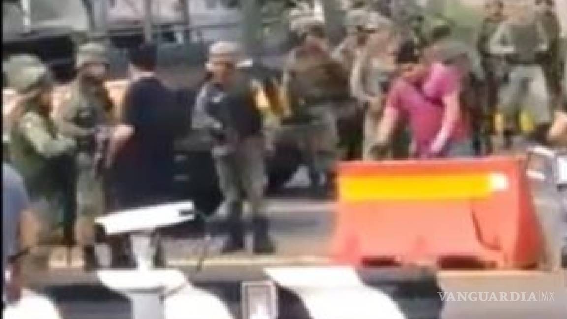 ¡Increíble!... militares y sicarios se saludan durante enfrentamientos en Culiacán (video)