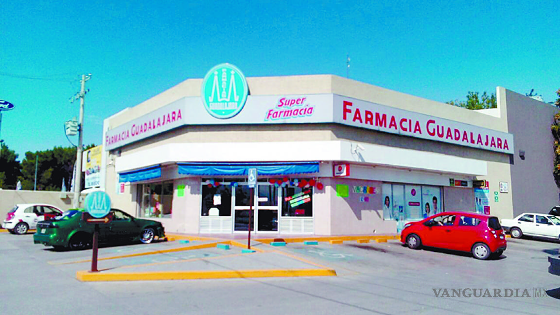 Ladrones armados asaltan dos farmacias en Saltillo