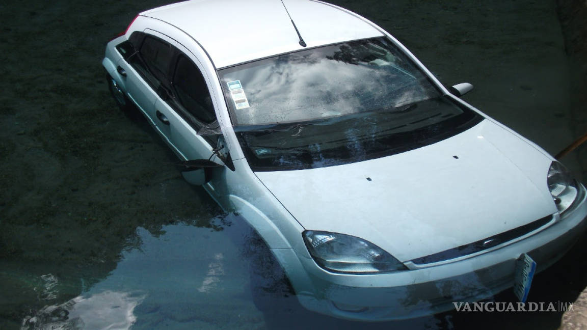 Qué hacer si tu auto cae al agua
