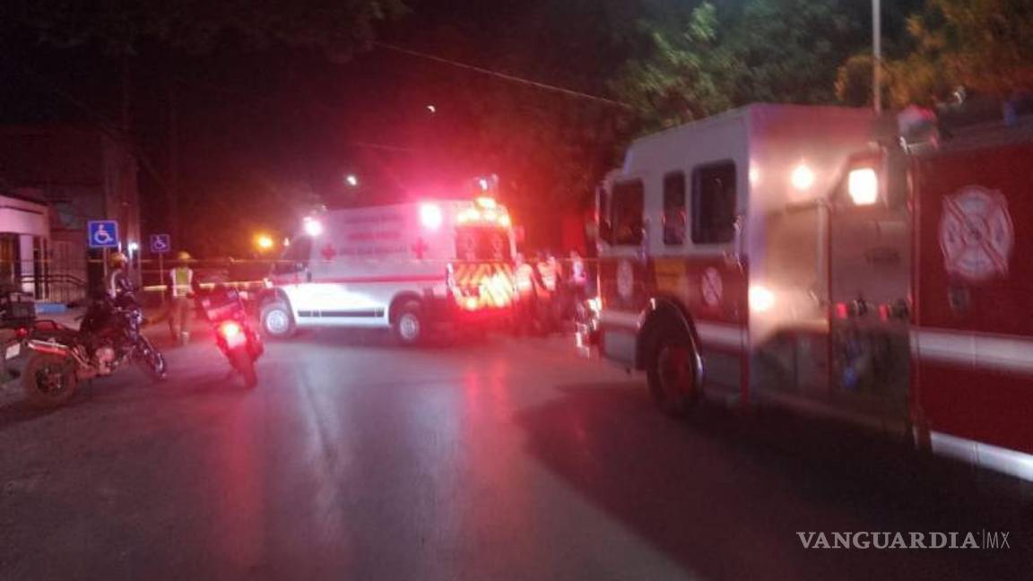 $!Elementos de la Cruz Roja Mexicana atendieron a las víctimas del accidente, incluida una mujer con posible fractura en el brazo.