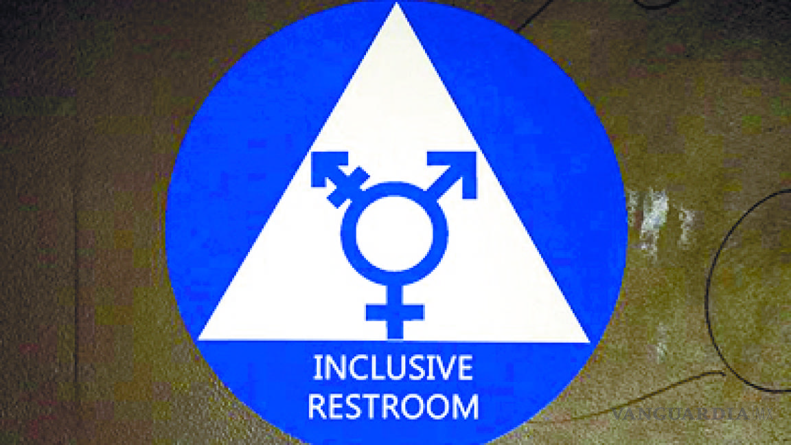 Juez federal de Texas bloquea ley de Obama sobre los baños transgénero en los colegios