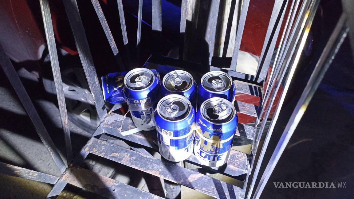 $!El conductor, presuntamente ebrio, perdió el control de su Volkswagen y se estrelló contra un poste en la colonia Bellavista.