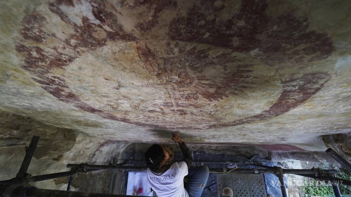 $!Valeria López restaura un mural en el exconvento de Tepoztlán de la década de 1550 en el estado de Morelos.