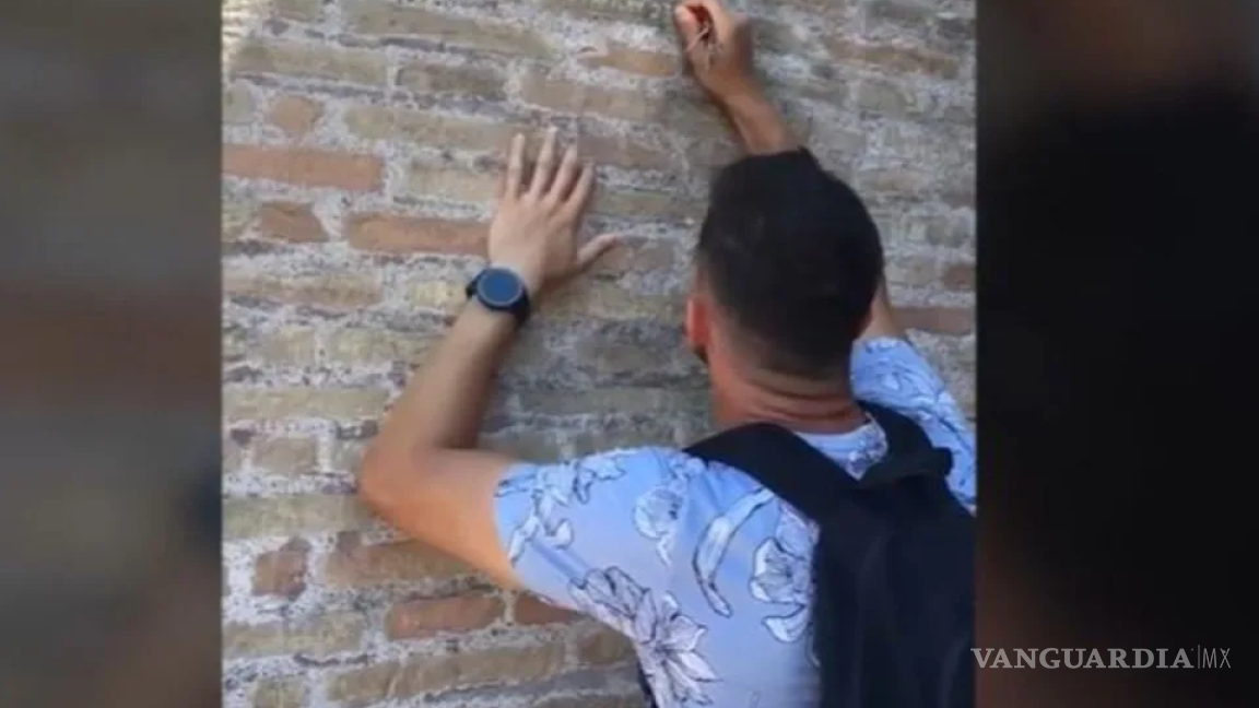 Un turista talló su nombre y el de su novia en el Coliseo romano, Italia lo busca