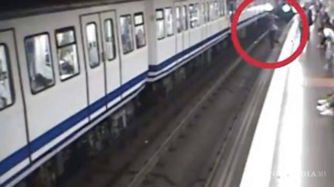 Mujer cae a vías del metro en España por no soltar el celular