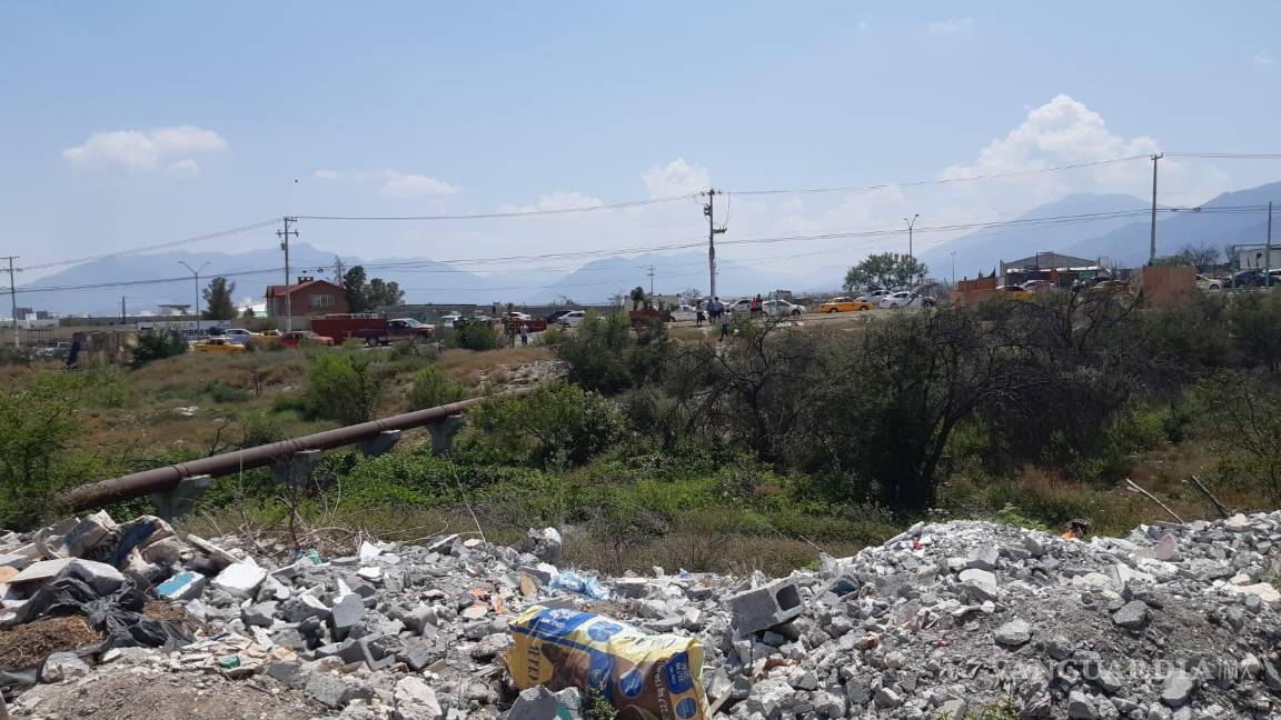 $!En el margen oriente no hubo conflicto, porque allá no hay casas construidas. Este arroyo ha sido por años usado de tiradero, como se ve en la foto.