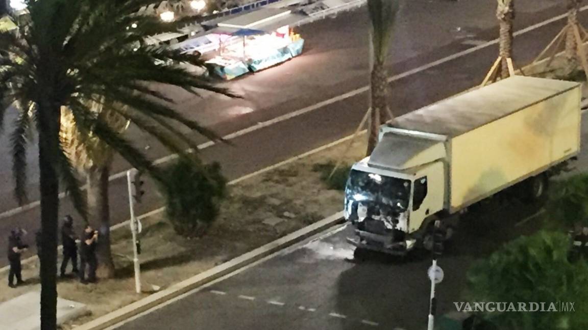 Un camión arremetió contra multitud en Francia; se reportan 74 muertos y más de 100 heridos