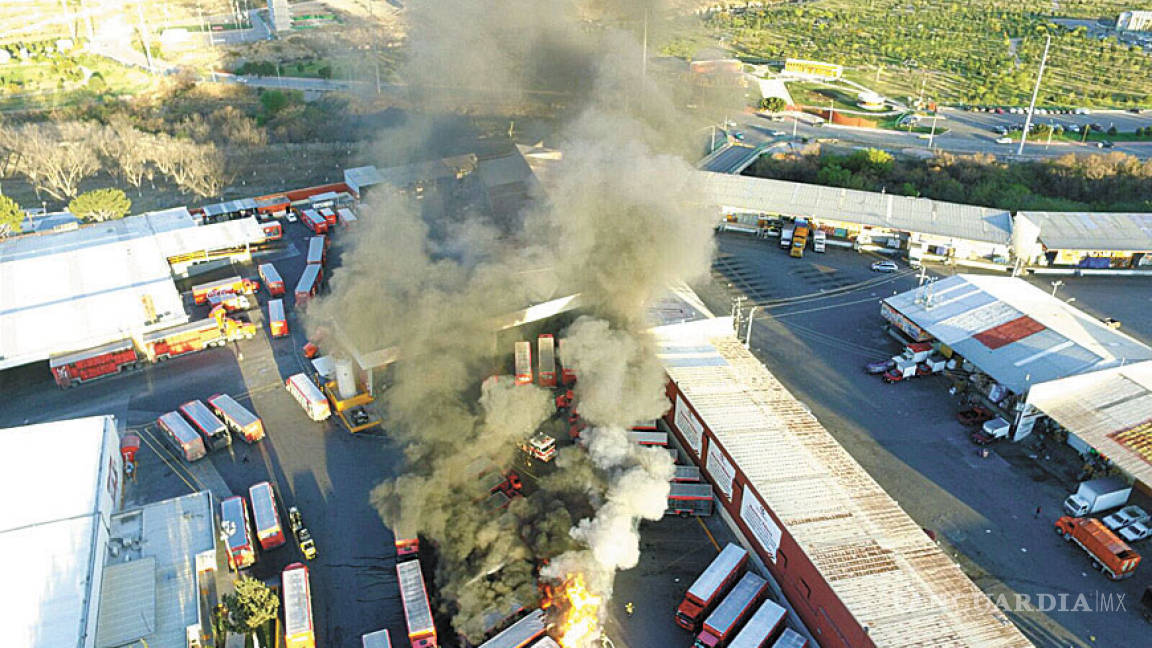Arde refresquera en Saltillo, se queman 5 camiones