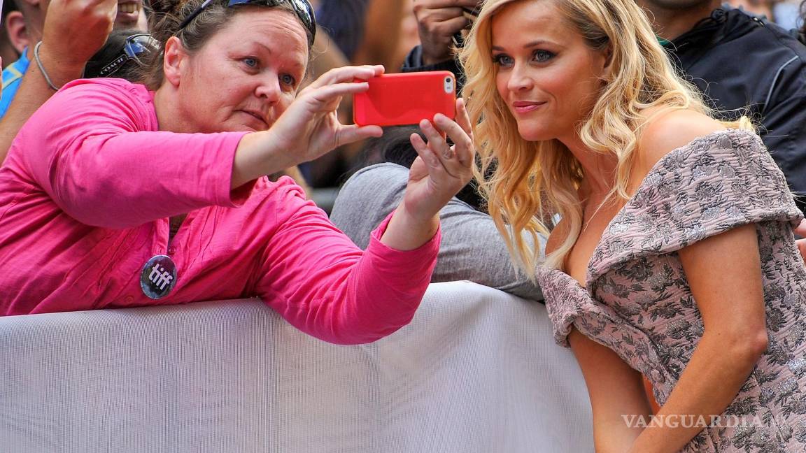 $!Reese Witherspoon se hace una foto con una admiradora en Toronto, Canadá, en 2016. EFE/EPA/Warren Toda