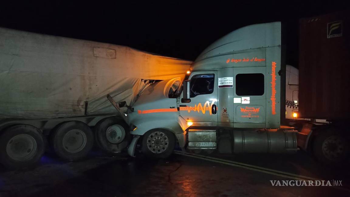 Colisión de tráileres cierra la circulación por horas en la carretera Saltillo-Zacatecas