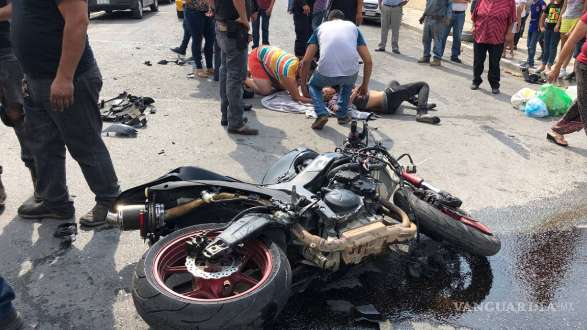 $!Le quitan derecho de paso a motociclista; está grave