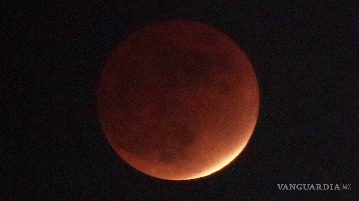$!Un eclipse parcial de luna, en el que parte de la luna está cubierta por la sombra de la Tierra, se ve en el cielo de Ulsan, Corea del Sur. EFE/EPA/Yonhap Corea del Sur
