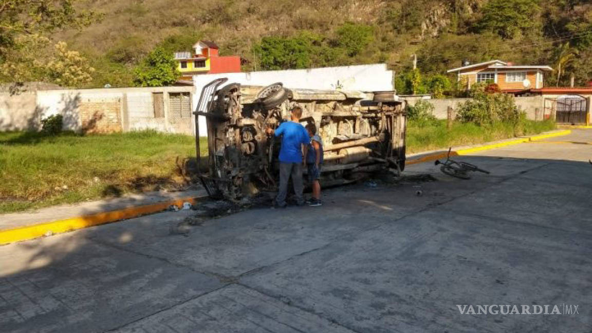 Amagan con quemar a policías en Veracruz