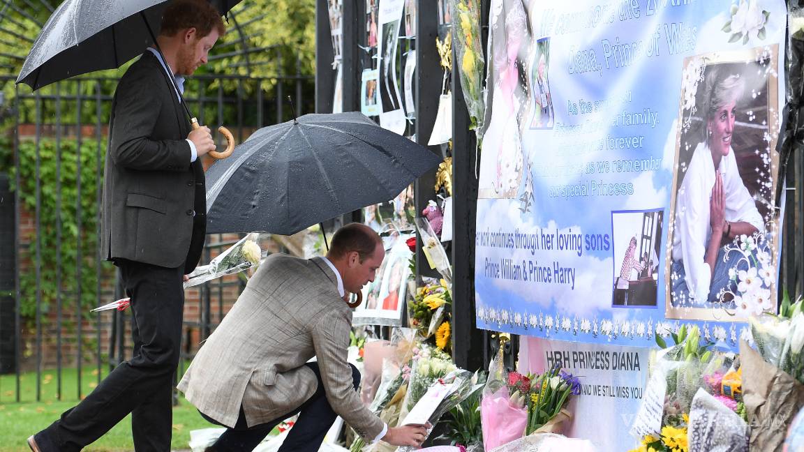 $!Guillermo y Harry homenajean a Lady Di 20 años después de su muerte