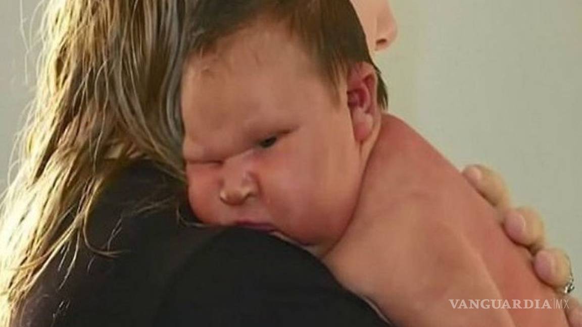 Mujer da a luz a bebé de casi 6 kg, es &quot;mi pequeña luchadora de sumo&quot;