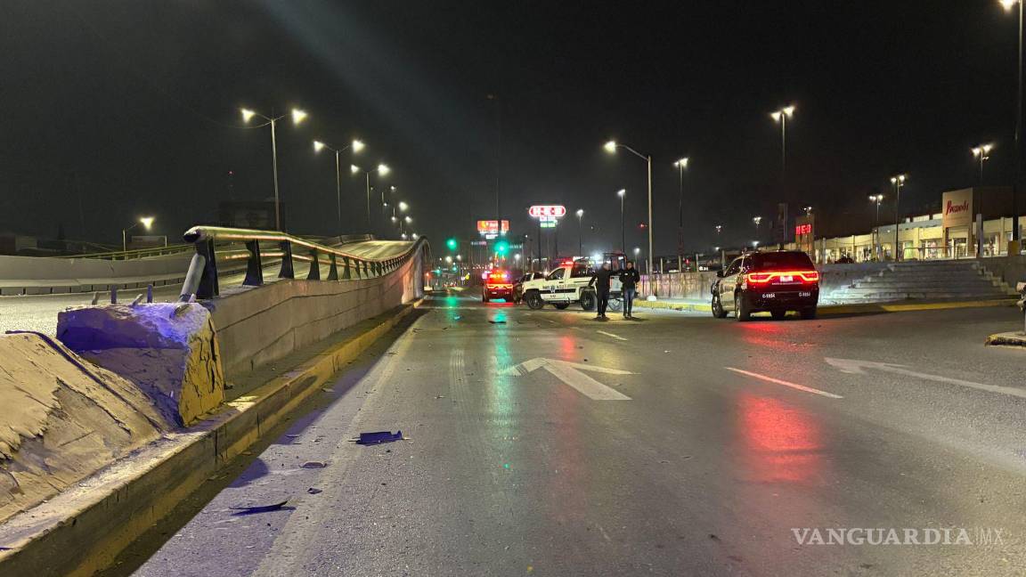 $!El joven fue proyectado a más de 100 metros tras el fuerte impacto, quedando atrapado entre los fierros retorcidos de su vehículo.