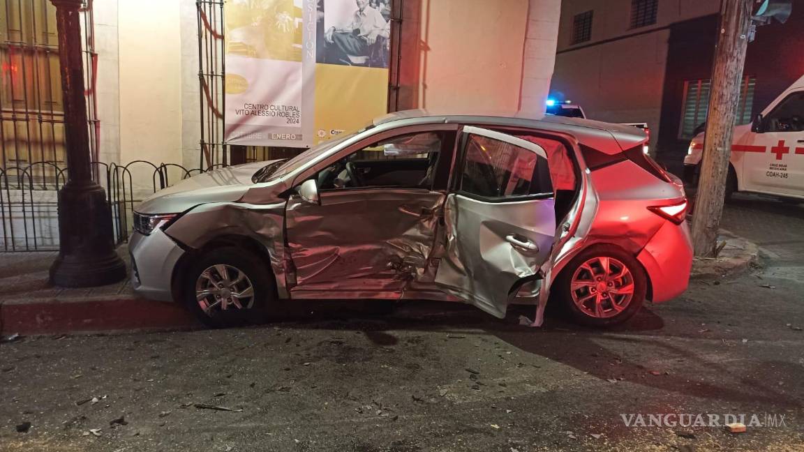 Ebrio ignora semáforo y causa choque en el centro de Saltillo; deja auto abandonado y cuatro lesionados