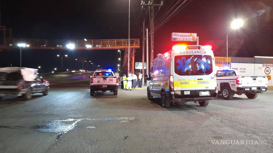 Policías y bomberos salvan a joven de 18 años que intentaba saltar del puente de Fundadores, al oriente de Saltillo