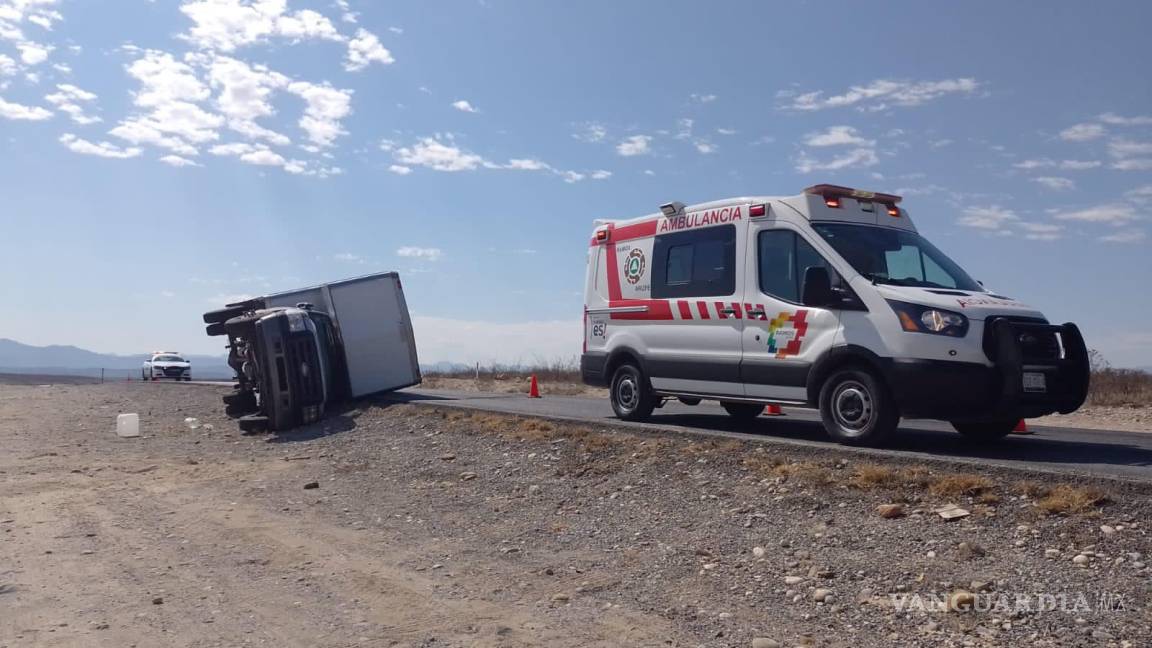 Vuelca camión con equipo de refrigeración en la Torreón
