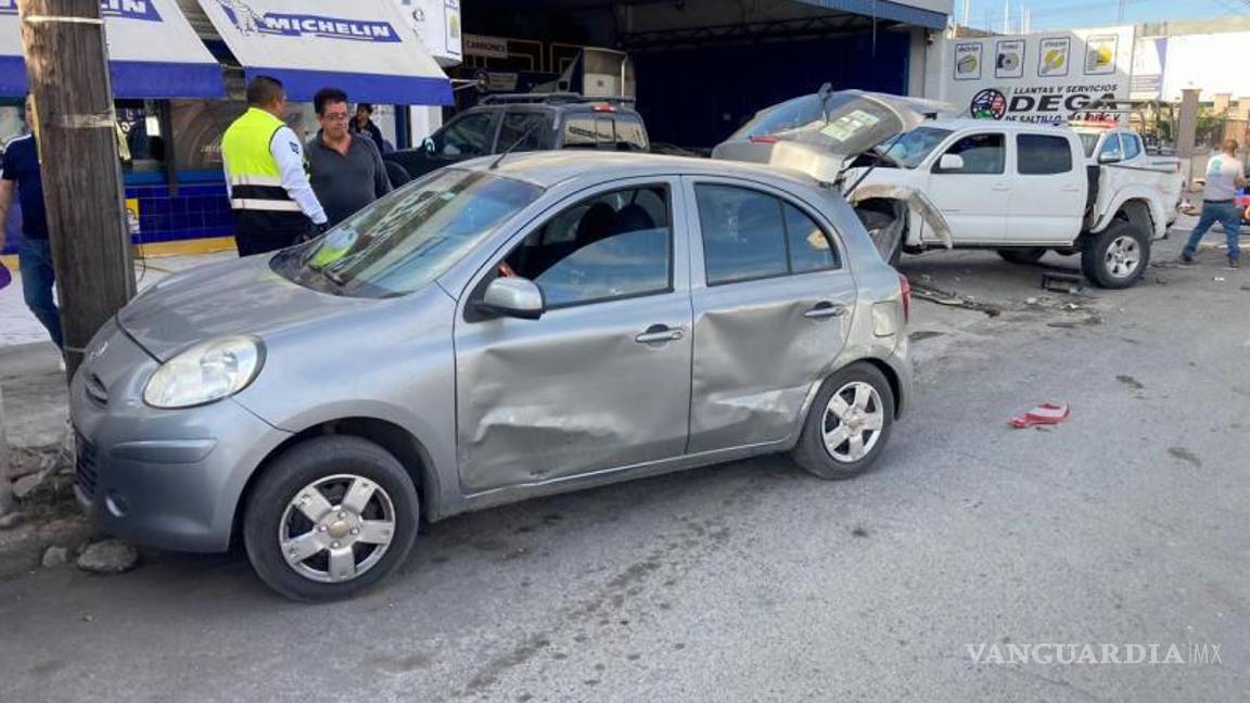 $!Elementos de Tránsito Municipal acudieron al lugar del choque para tomar conocimiento de los hechos.