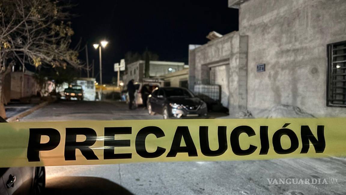 $!Paramédicos de la Cruz Roja confirmaron el fallecimiento del hombre, conocido como “El Bolero”, quien fue encontrado sin signos vitales en un cuarto del domicilio.