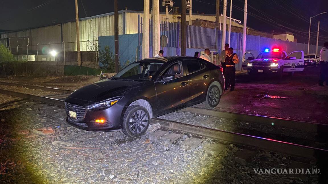 Conductor y copiloto quedan atrapados en vías del tren en Saltillo