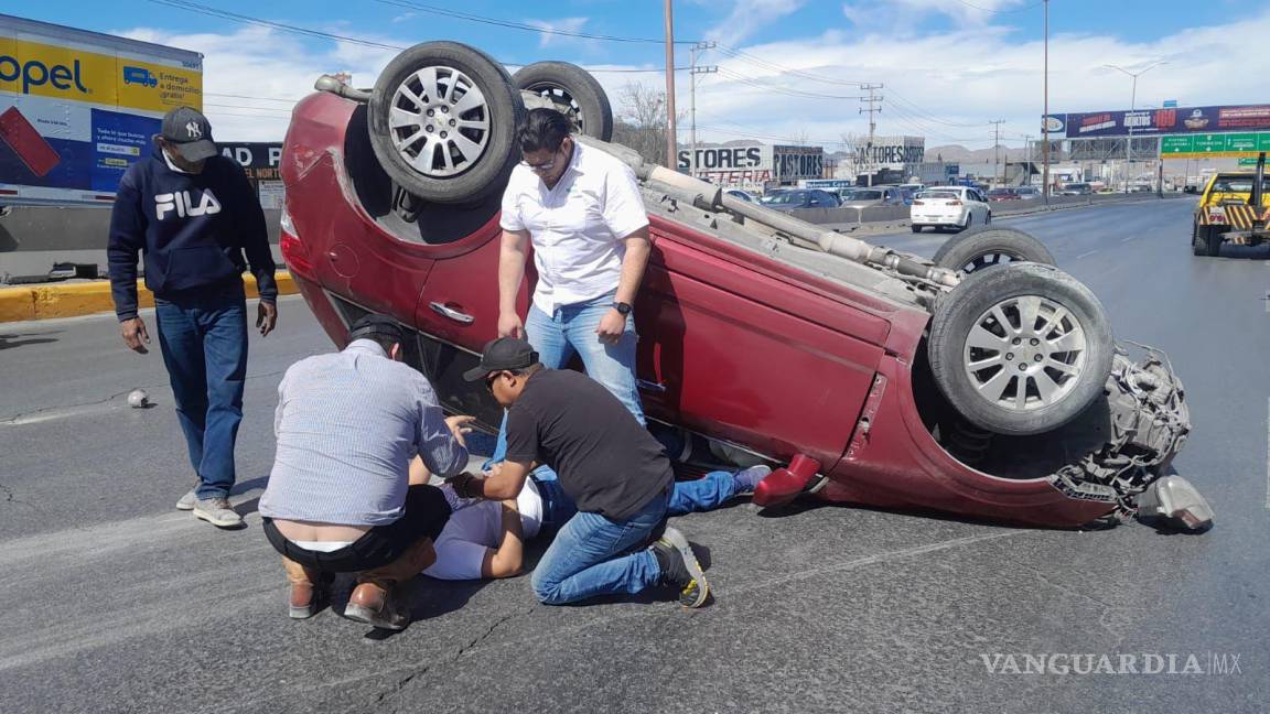 Resultan heridos al volcar camioneta sobre periférico LEA de Saltillo