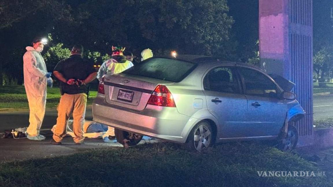 A pocas horas de Navidad, muere hombre, tras impactar su auto con puente peatonal en Monterrey