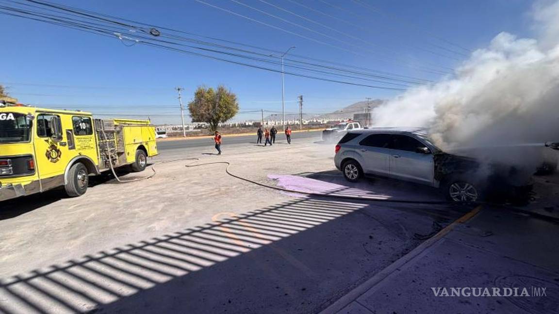 $!Elementos de Bomberos de Arteaga realizaron maniobras de enfriamiento para evitar que el fuego se reavivara.