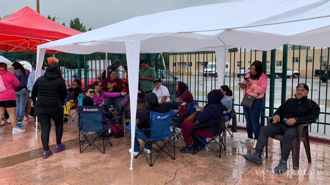 $!Reportan 25 personas que actualmente hacen fila.