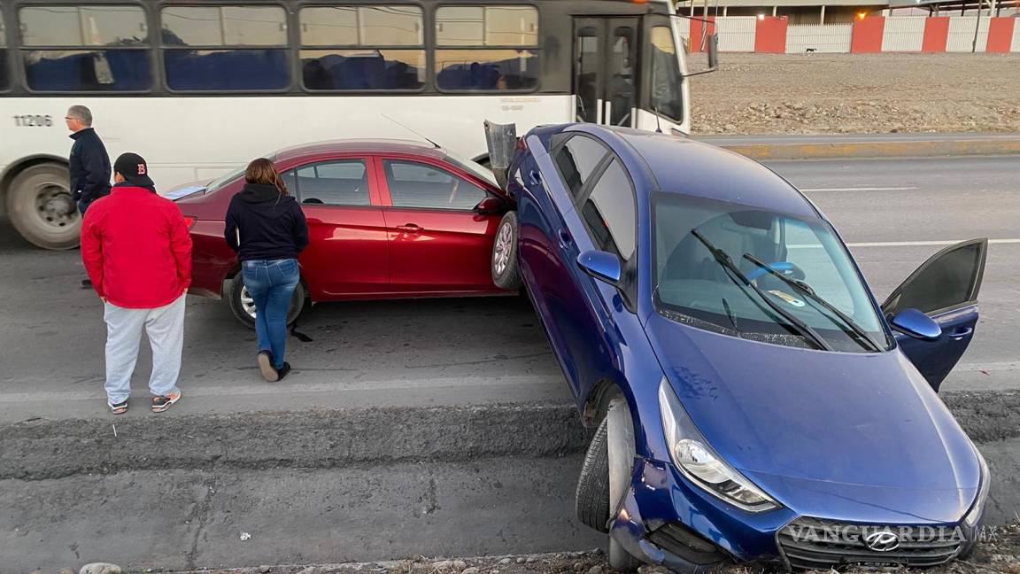 Mujer circula a exceso de velocidad y causa accidente múltiple en carretera Sal-Mon