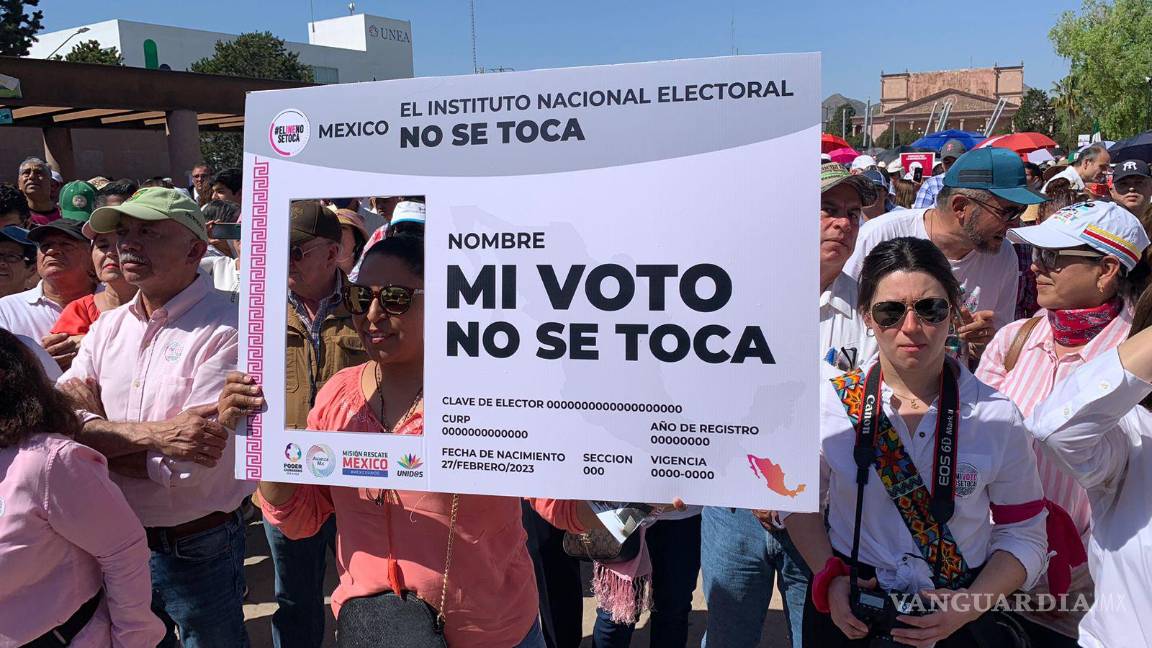 Acuden saltillenses a manifestación contra Plan B de AMLO