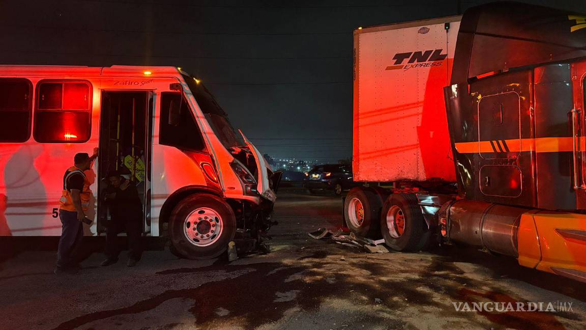 $!El conductor del transporte de personal logró salir por sus propios medios tras el aparatoso choque.