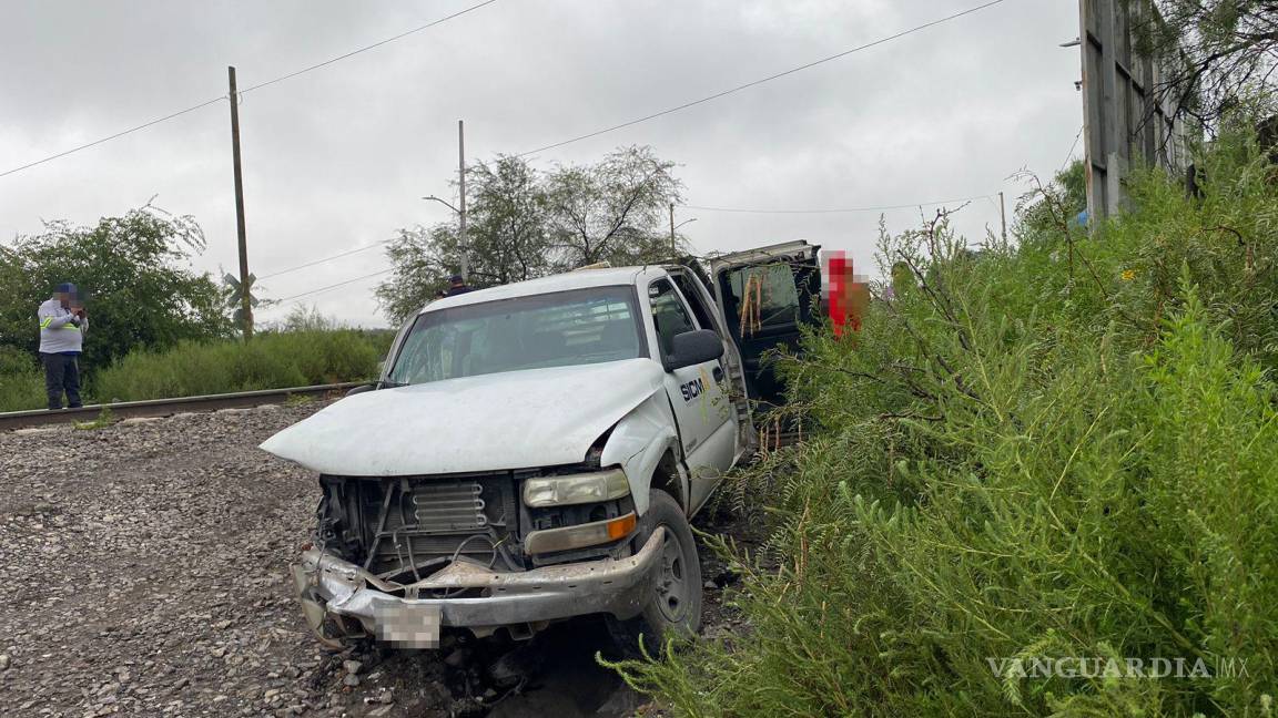 Saltillo: derrapa camioneta y es arrastrada por el tren; trabajadores resultan ilesos