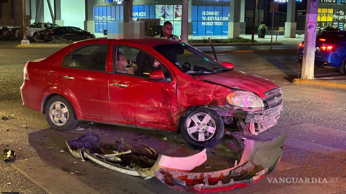 $!Elementos de Tránsito Municipal acudieron al lugar para tomar conocimiento del percance.