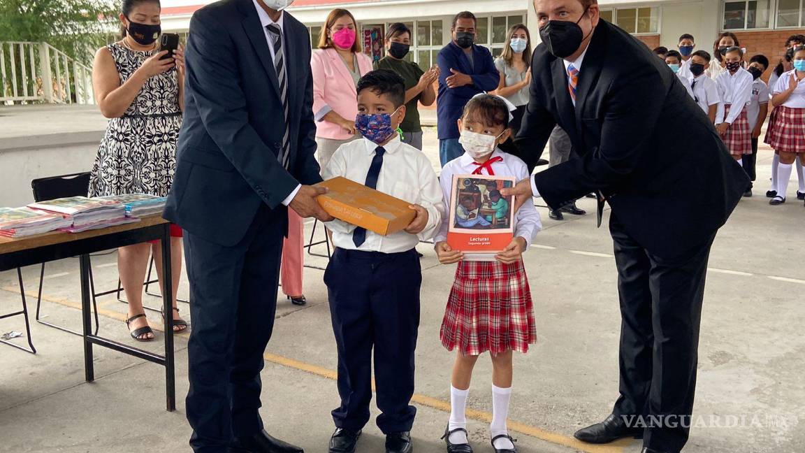 En medio de la lluvia alcalde de Monclova inaugura ciclo escolar 2022-2023