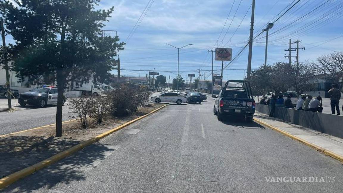 $!El bloqueo duró poco más de una hora; elementos de la Preventiva Municipal acudieron a desviar el tráfico.