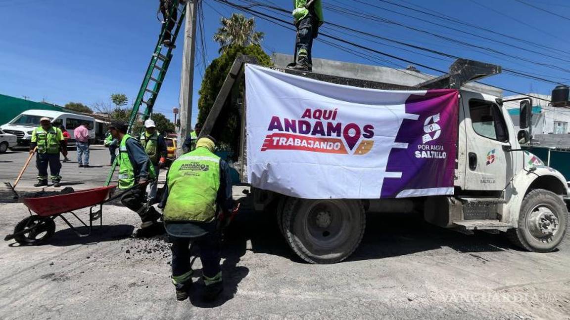 $!Brigadas de bacheo trabajan intensamente en la colonia Vista Hermosa, Saltillo, para mejorar la infraestructura vial de la ciudad.
