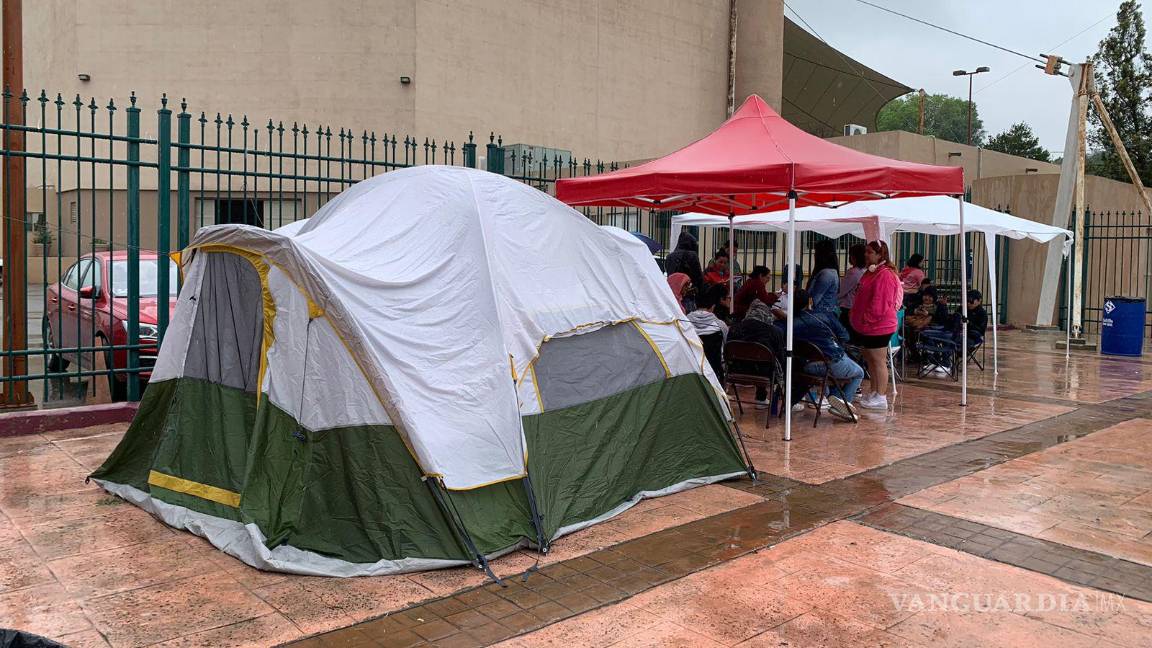 $!Los asistentes incluso acamparon fuera de las instalaciones.