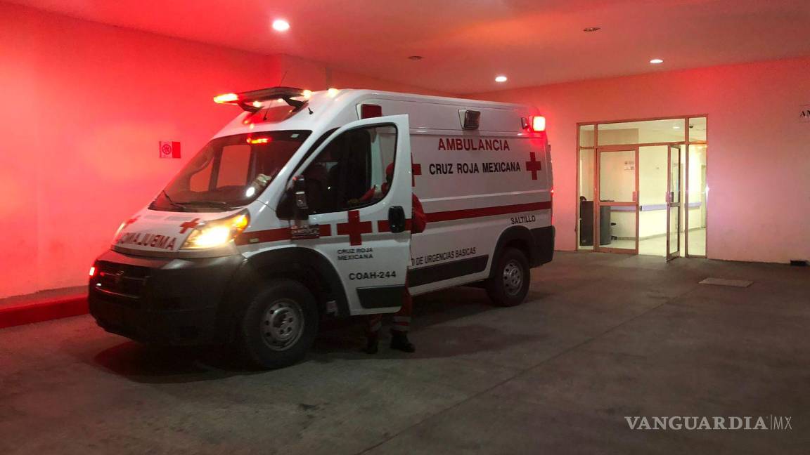 $!Los paramédicos de la Cruz Roja intentaron salvar la vida del atropellado, pero no pudieron evitar su deceso.