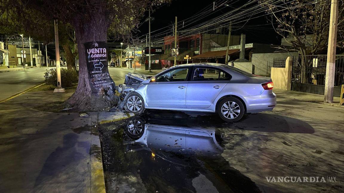 $!Oficiales de tránsito municipal detuvieron al conductor del Volkswagen, quien, a pesar de negar su culpabilidad, es arrestado al evidenciarse que estaba bajo los efectos del alcohol.