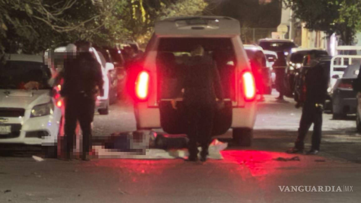 $!Peritos realizaron el levantamiento del cuerpo para determinar las causas de la muerte.