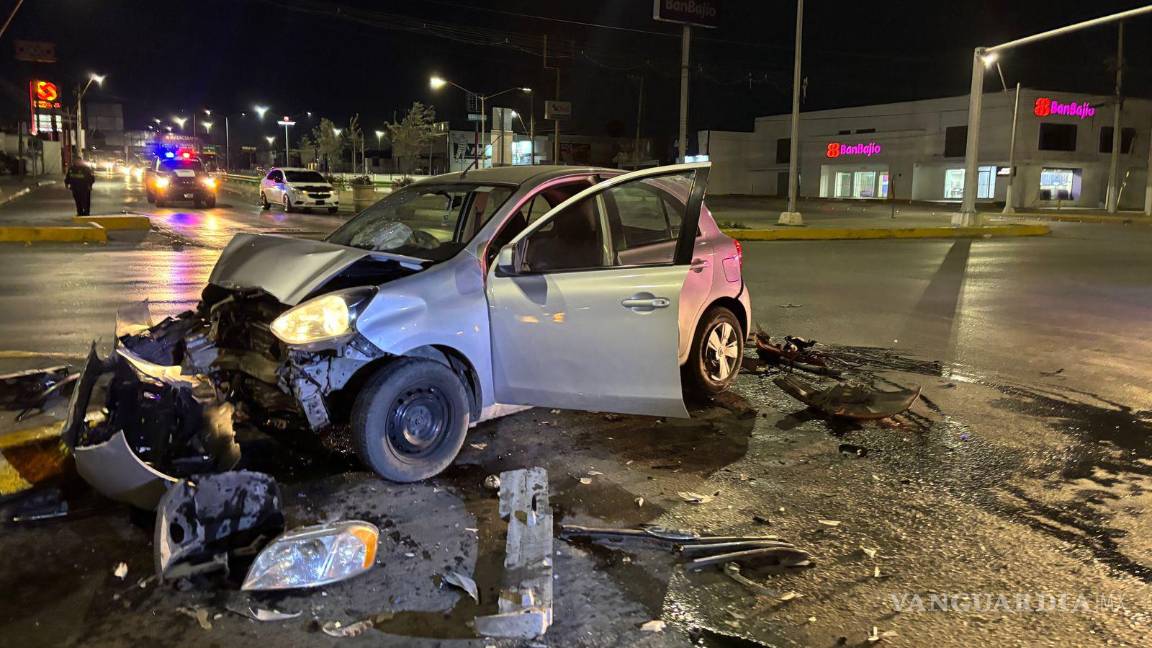 $!El vehículo Nissan March fue proyectado al camellón tras el fuerte impacto provocado por la vuelta prohibida.