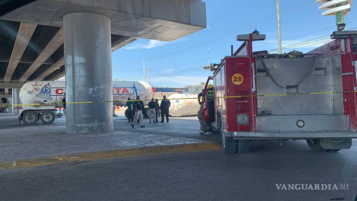 Vuelca doble pipa cargada con gas en la autopista Torreón-San Pedro