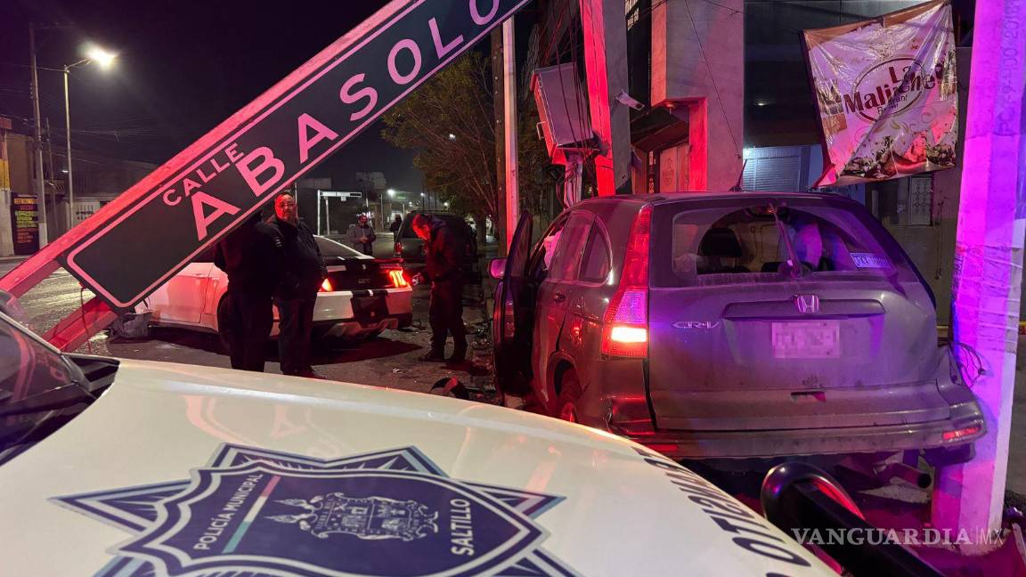 $!Autoridades de Tránsito abanderaron la zona para evitar otro accidente tras la caída del semáforo.