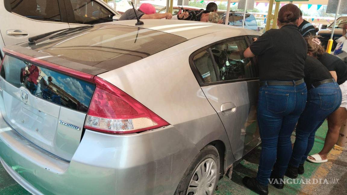 Piedras Negras: niña de dos años queda atrapada en el auto mientras su madre acomodaba el carrito de compras