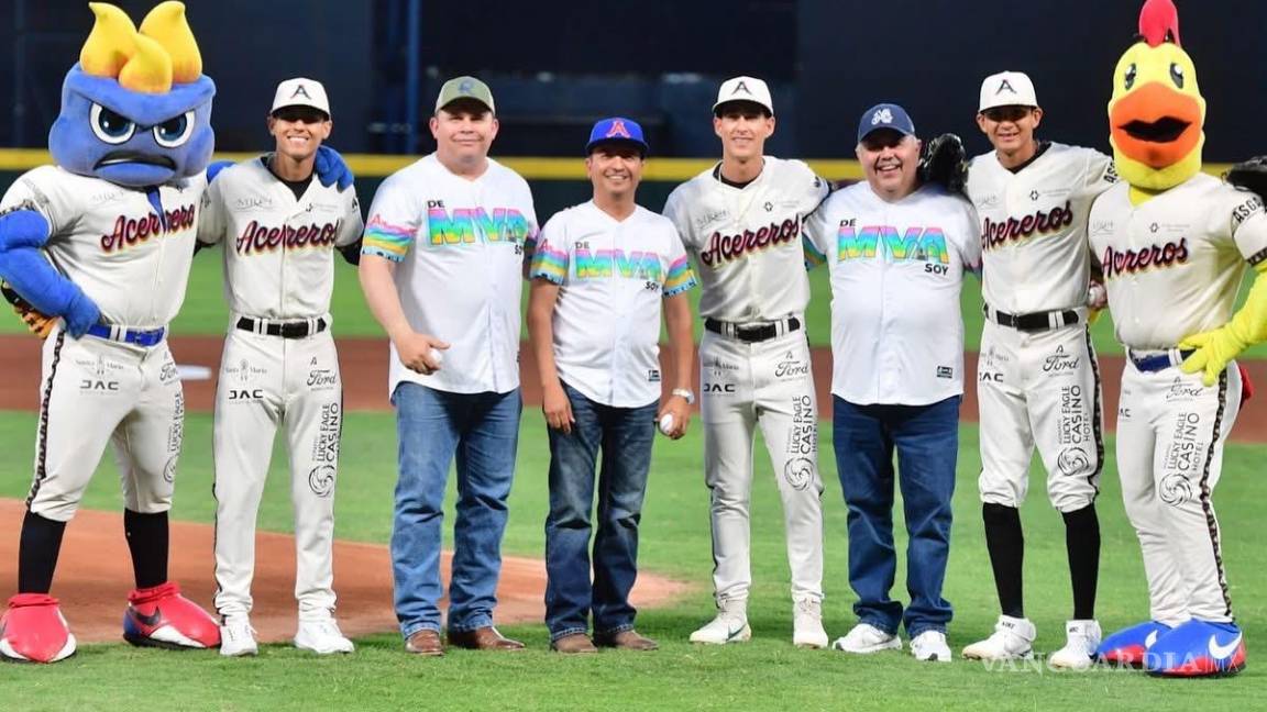 Lanzan alcaldes de Coahuila la primera bola en el juego de Acereros de Monclova