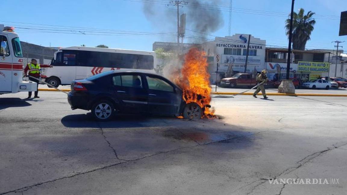 Se le quema el carro en Ramos Arizpe